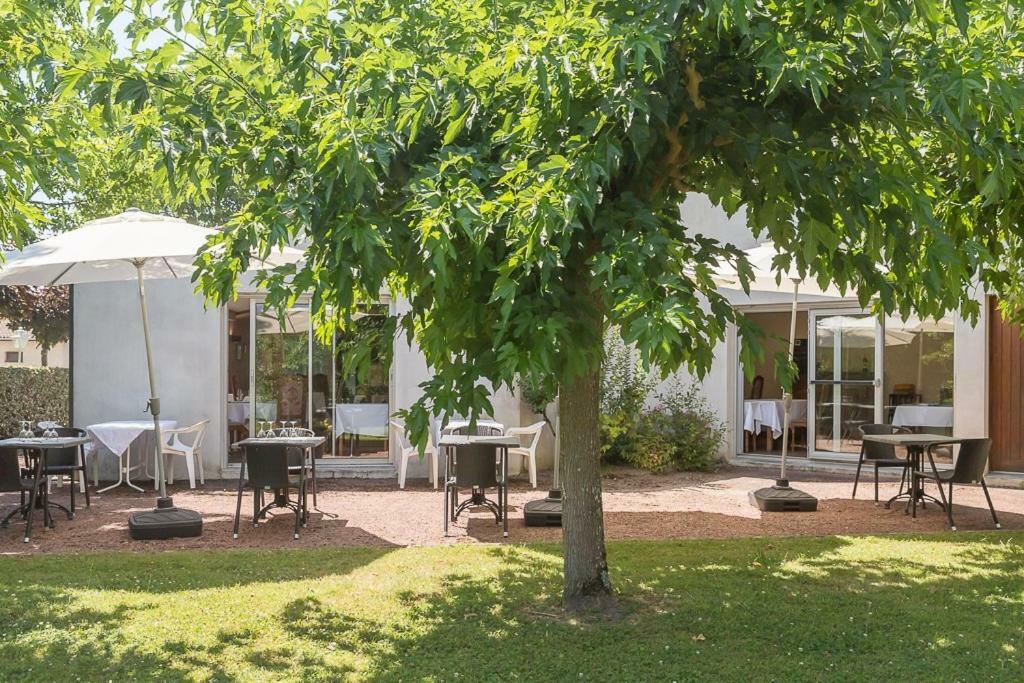 Les Platanes Hotel Etauliers Bagian luar foto