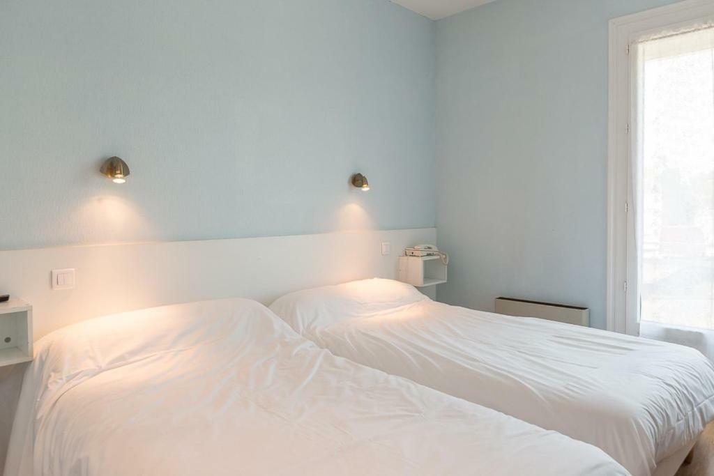 Les Platanes Hotel Etauliers Bagian luar foto