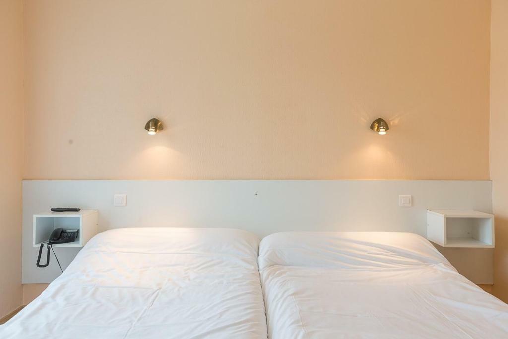 Les Platanes Hotel Etauliers Bagian luar foto
